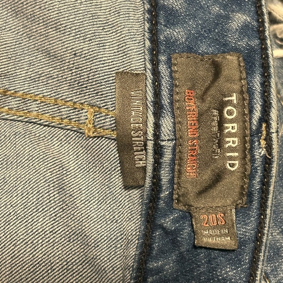 Super cute Size 20s Torrid boyfriend jeans worn a hand full of times - Picture 3 of 3